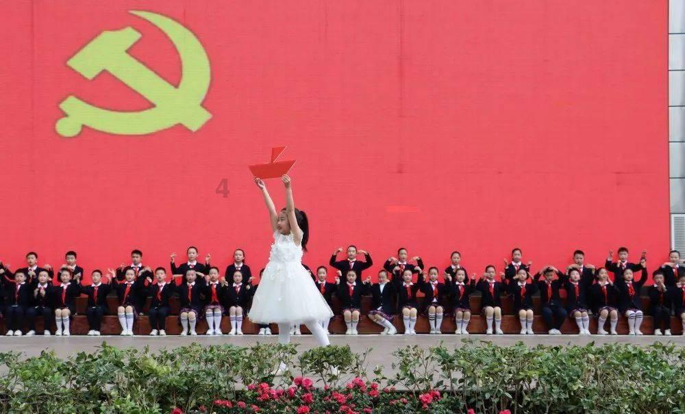 白蛇传奇:鸿蒙装备与武神主宰的神秘交织